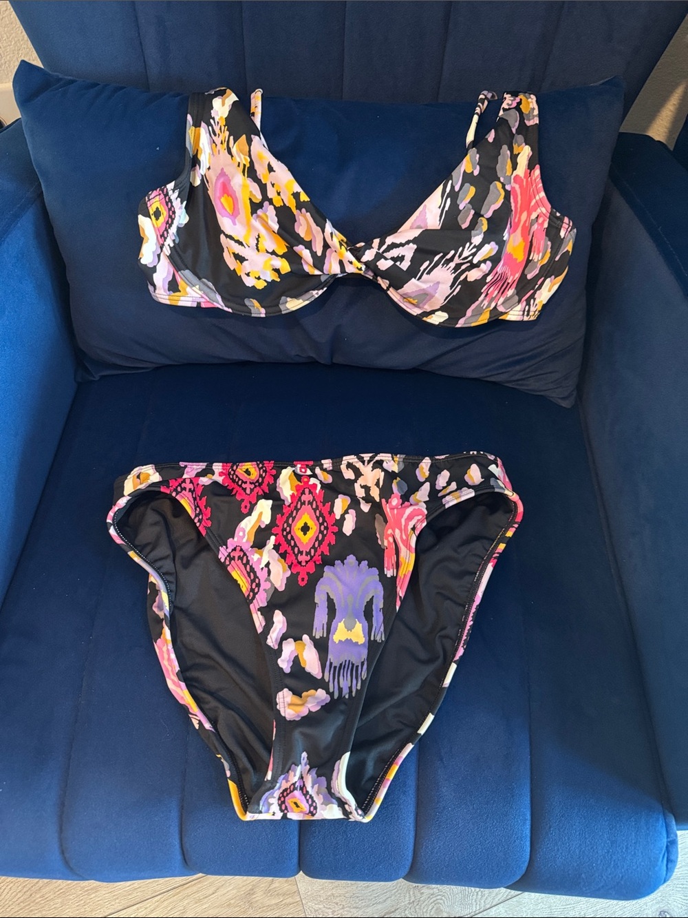 New Never Worn VENUS Black Floral-Print Underwire Bikini